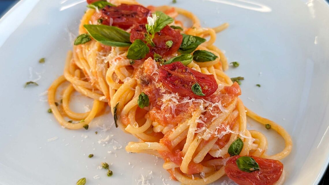 Pasta con tomate y albahaca (pasta al pomodoro all'italiana) - pasta al pomodoro