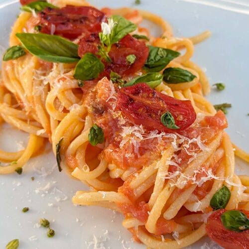 Pasta con tomate y albahaca (pasta al pomodoro all'italiana) - pasta al pomodoro