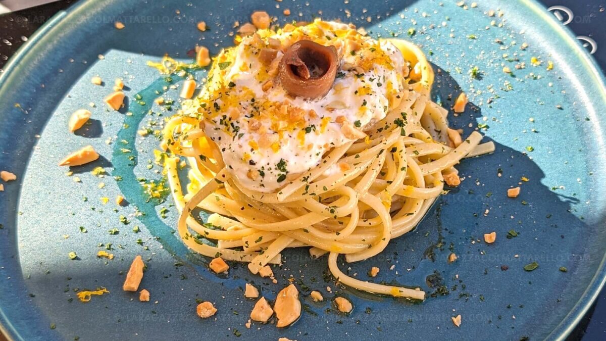 Pasta with butter and anchovies: An Italian classic with a special twist