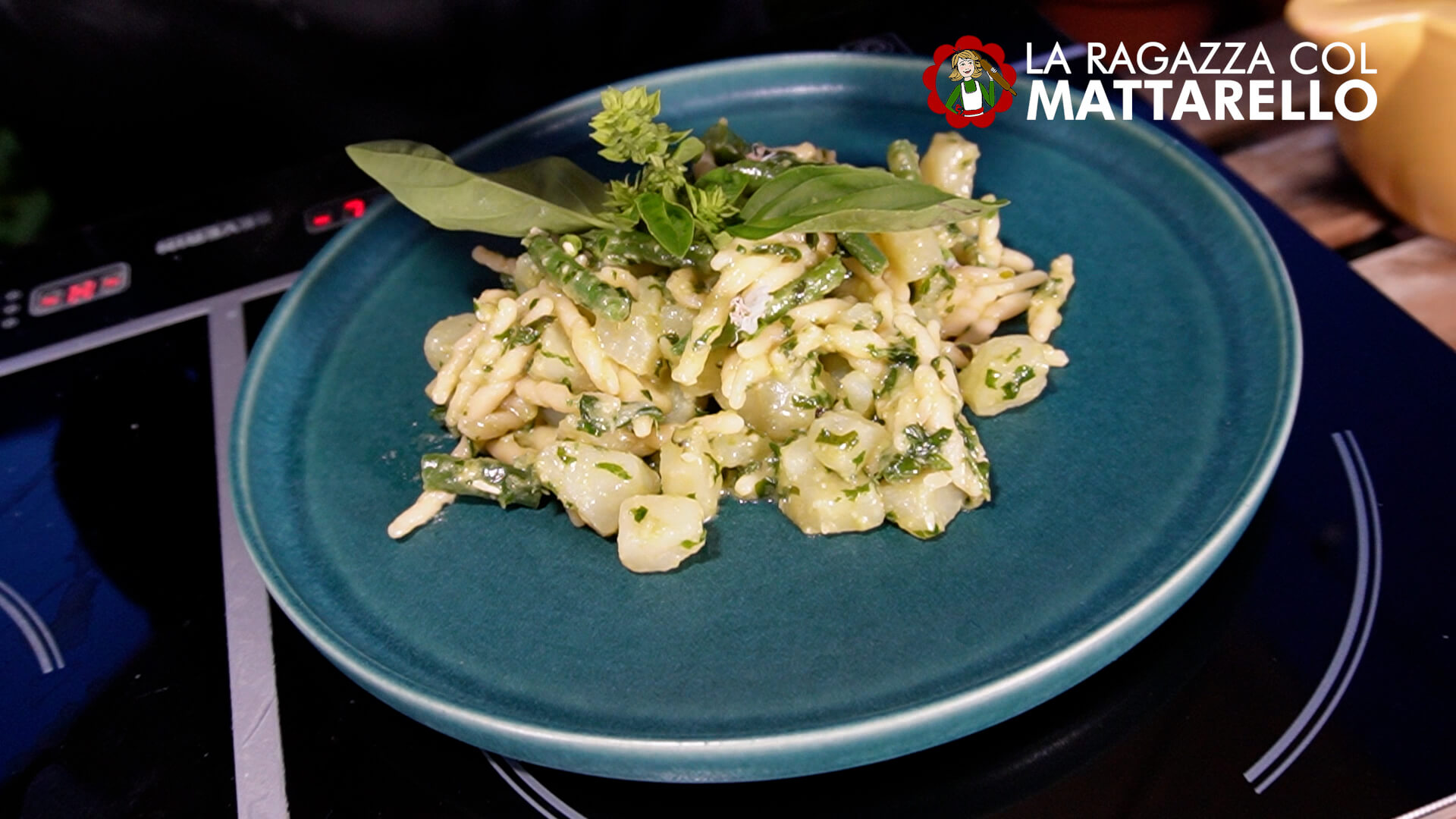 Pasta with Basil Pesto: Authentic Italian Recipe ~ Main courses Recipes  ~ La ragazza col mattarello