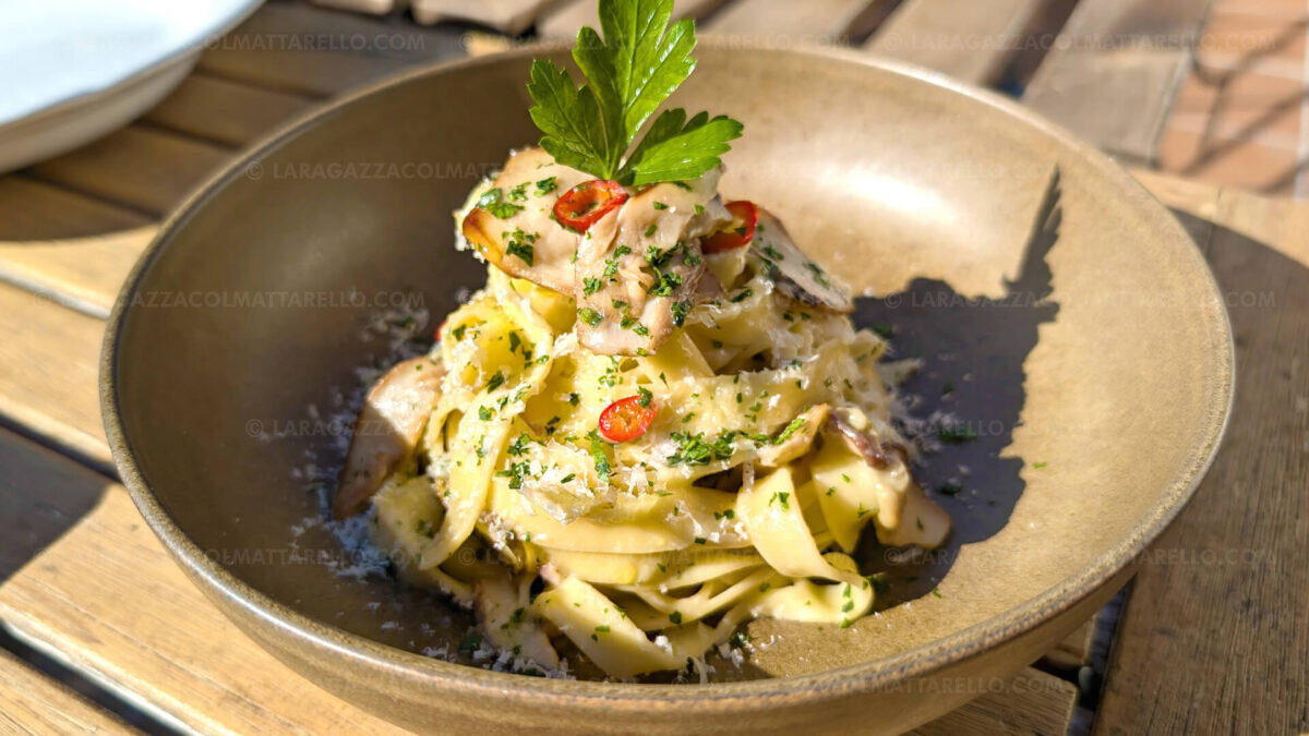Pasta with porcini mushrooms (tagliatelle ai funghi porcini)