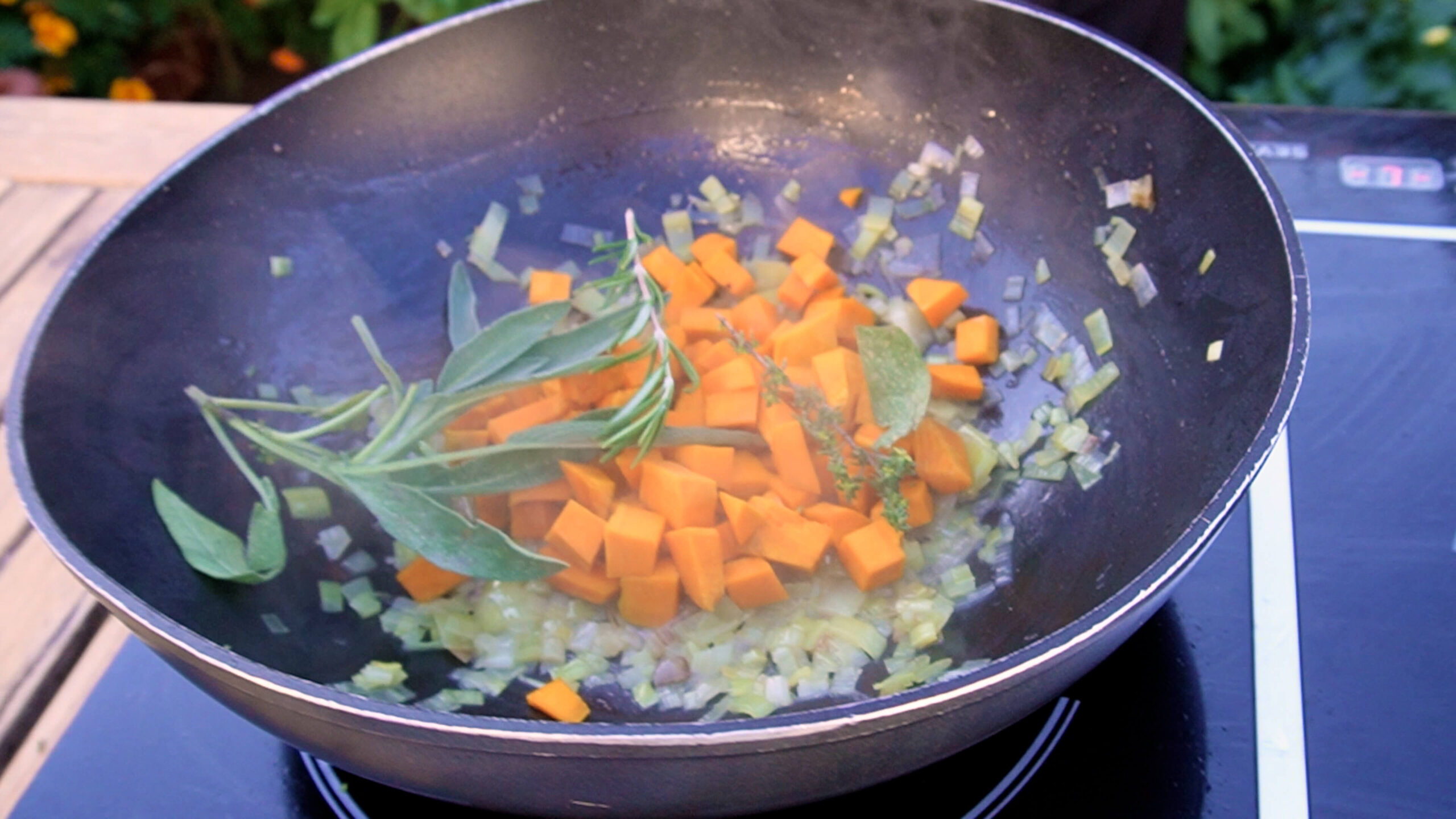 Pasta de Halloween: calabaza y salchicha para niños ~ Primeros Recetas  ~ La ragazza col mattarello