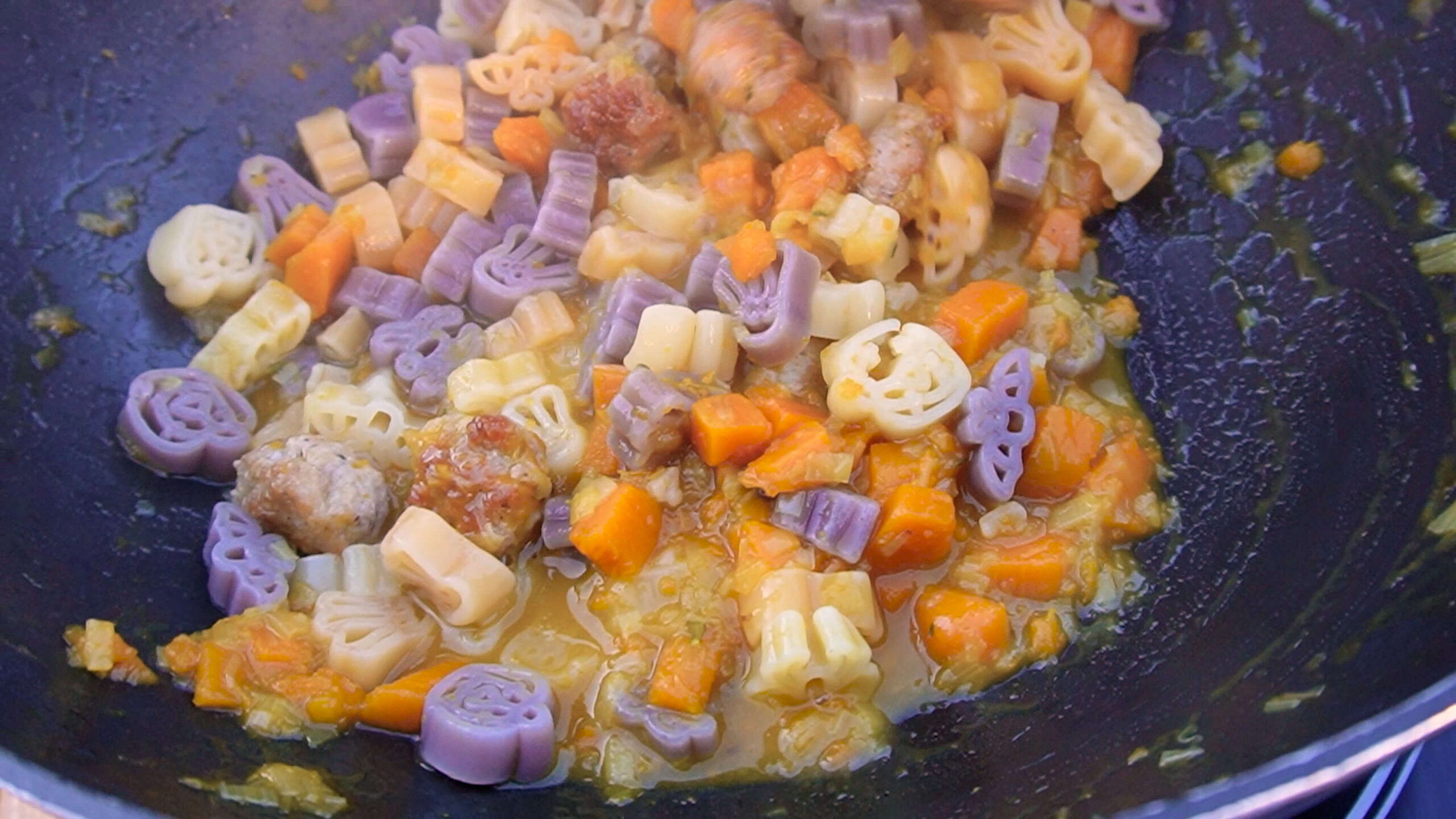Pasta de Halloween: calabaza y salchicha para niños ~ Primeros Recetas  ~ La ragazza col mattarello