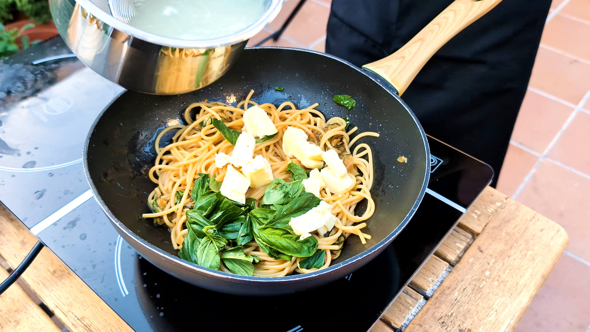 Spaghetti a la Nerano: Un viaje al corazón de la cocina italiana ~ Primeros Recetas  ~ La ragazza col mattarello