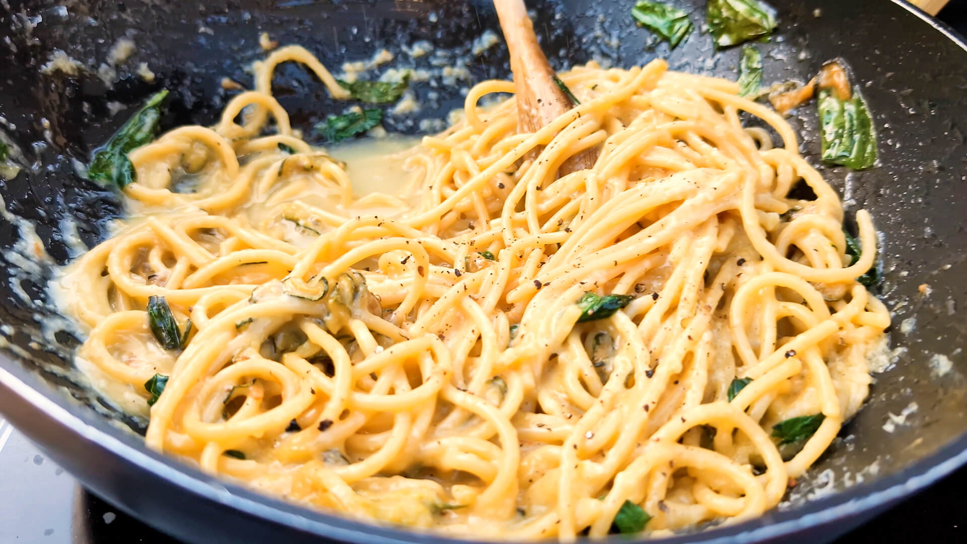 Spaghetti a la Nerano: Un viaje al corazón de la cocina italiana ~ Primeros Recetas  ~ La ragazza col mattarello