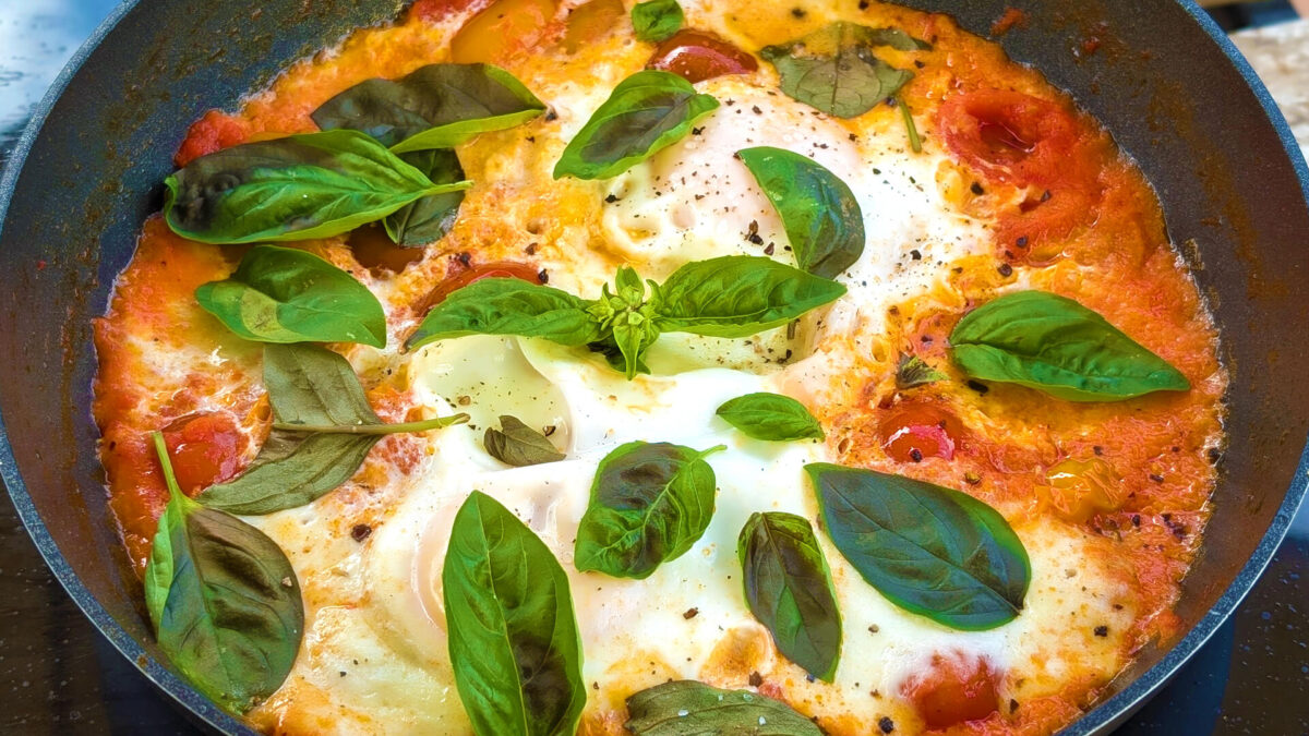 Huevos a la Pizzaiola con Tomate, Mozzarella y Albahaca