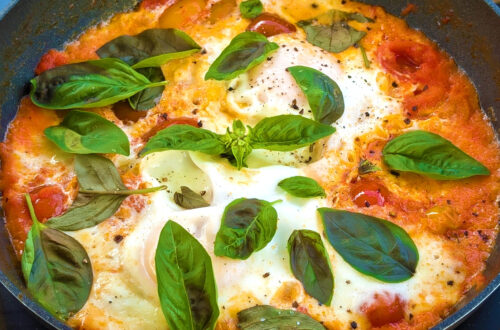 Huevos a la Pizzaiola con Tomate, Mozzarella y Albahaca