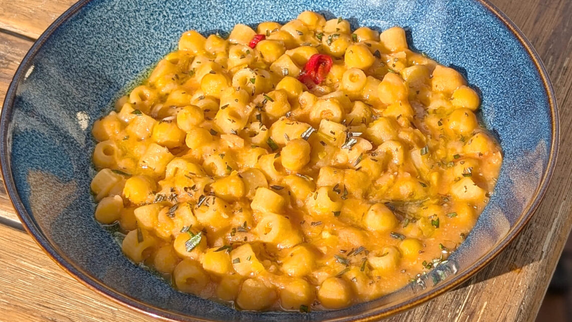 Pasta e ceci (pasta con garbanzos) a la romana