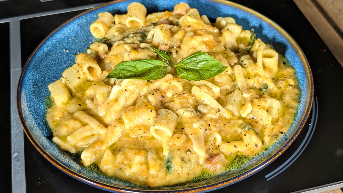 Pasta con patatas y provola (Pasta patate e provola)