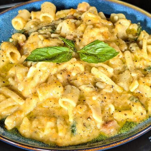 Pasta con patatas y provola (Pasta patate e provola)