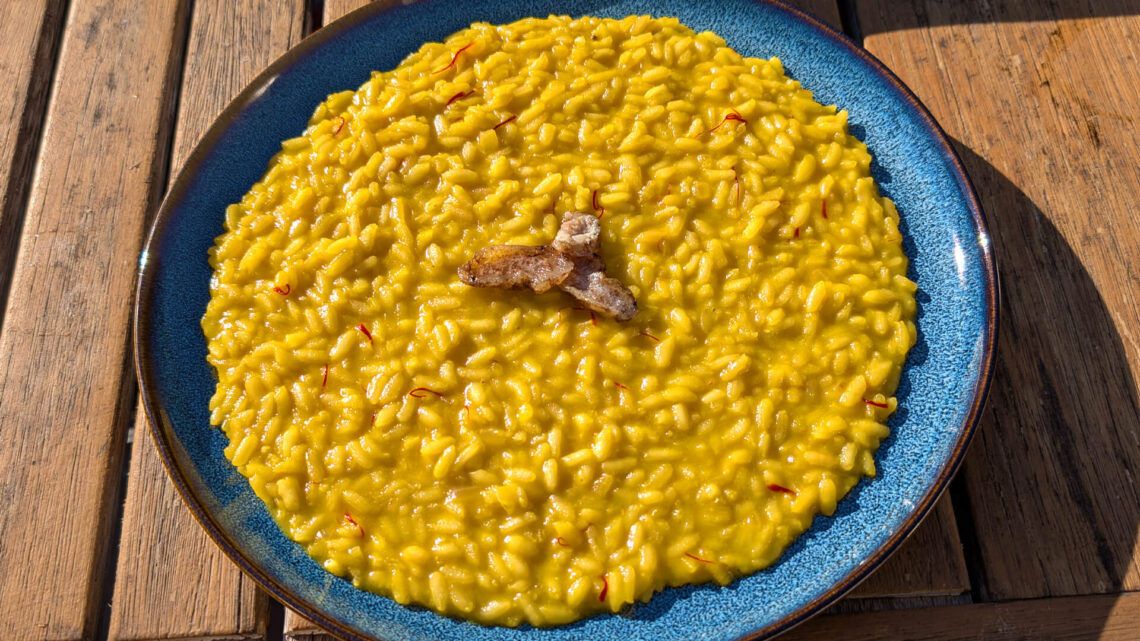 Risotto a la milanesa (risotto alla milanese): la ricetta tradicional italiana
