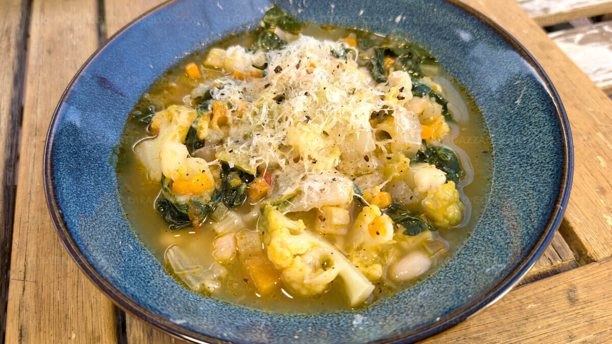 Sopa Minestrone Tradicional: Receta Italiana de Verduras y Pasta