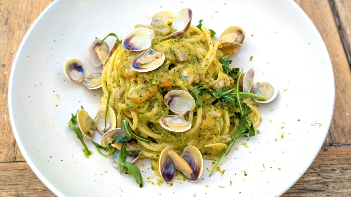 Pasta con chirlas, tomatitos y pesto de rúcula