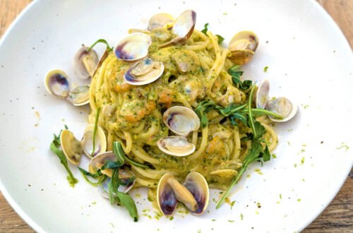 Pasta con chirlas, tomatitos y pesto de rúcula