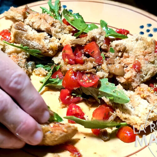 Frise (friselle) de Apulia - receta tradicional del Salento con tomate, rúcula y berenjenas