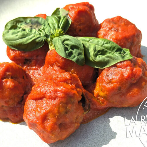 Albóndigas con salsa de tomate y albahaca a la italiana (polpette al sugo)