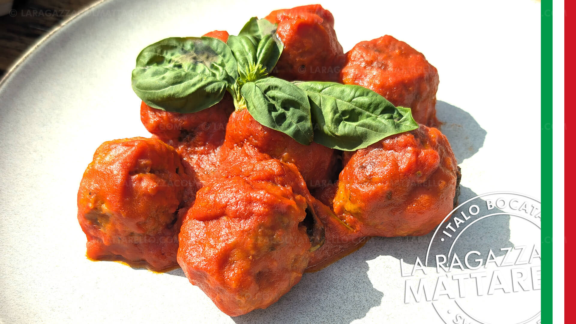 Albóndigas con salsa de tomate y albahaca a la italiana (polpette al sugo)