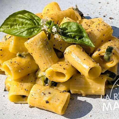 Pasta a la carbonara vegetariana con calabacín