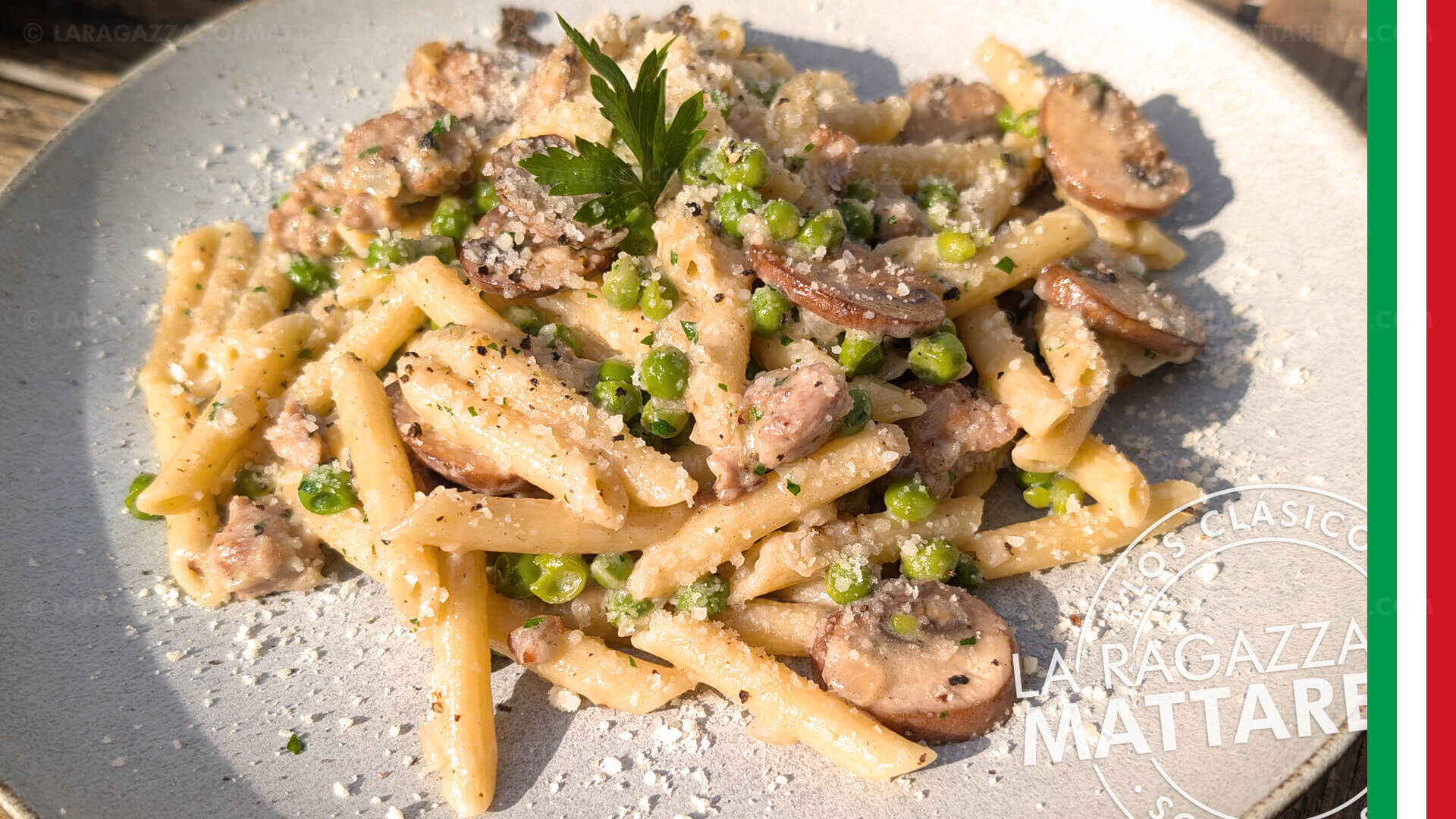 Pasta a la boscaiola: receta cremosa italiana con setas, guisantes y salchicha