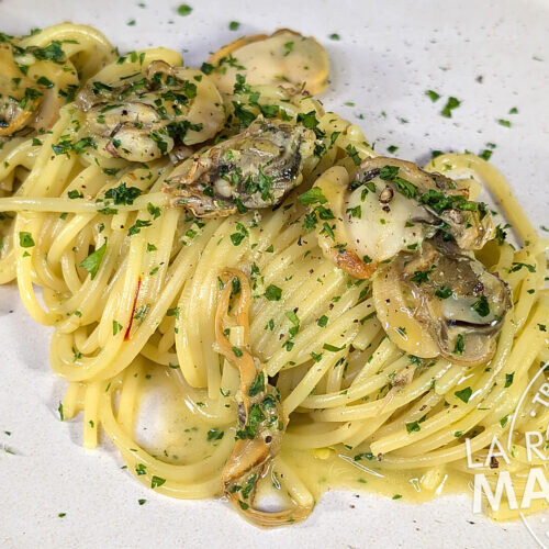 Pasta con almejas y azafrán (receta rápida con almejas en lata)