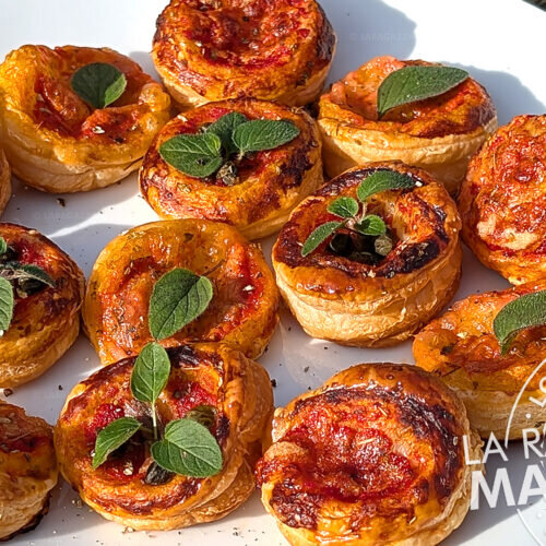 Pizzette de hojaldre: el aperitivo italiano más fácil y crujiente