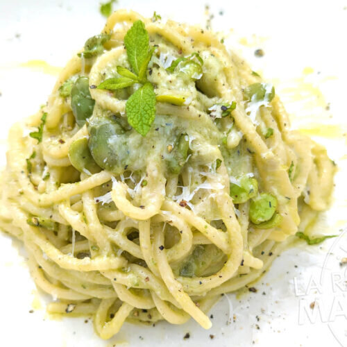 Pasta con habas y pecorino - receta tradicional con un toque de brasa