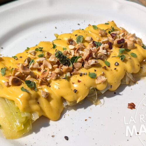 Puerros confitados con sabayón salado y avellanas tostadas (receta gourmet fácil)