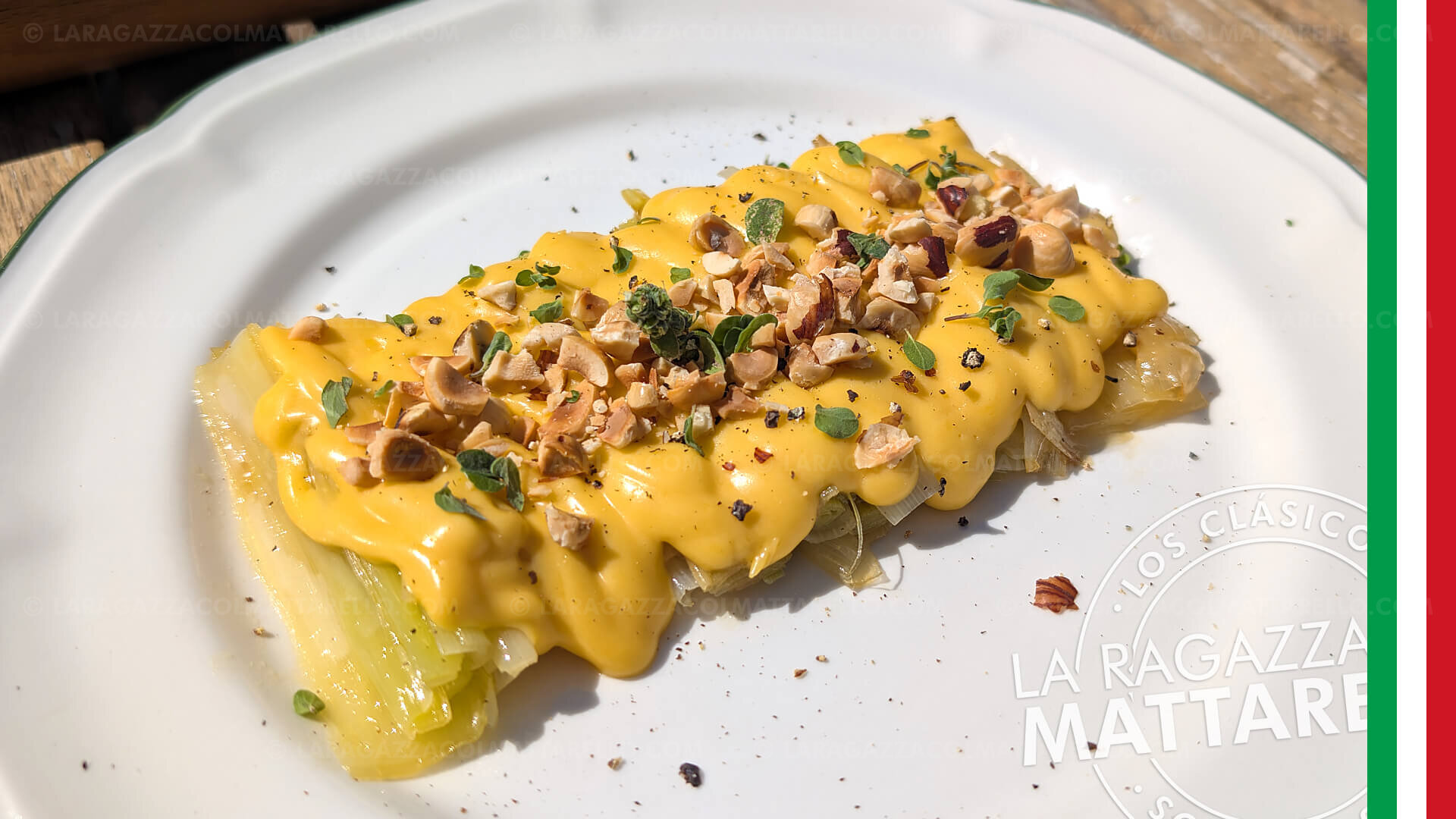 Puerros confitados con sabayón salado y avellanas tostadas (receta gourmet fácil)