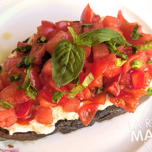 Bruschetta de tomate y sandía con crema de mascarpone gourmet