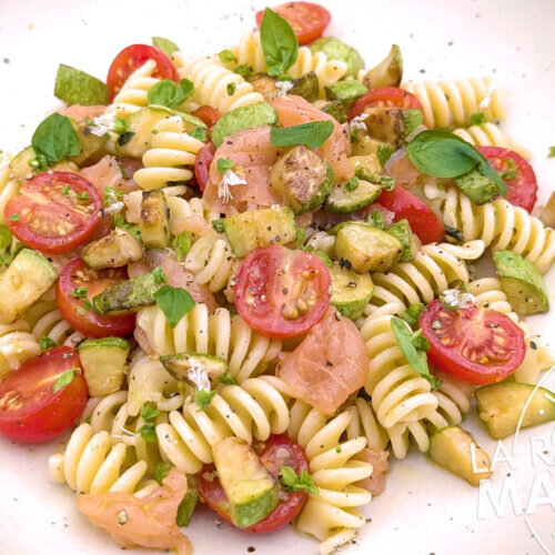 Ensalada de pasta fría con salmón, calabacín y cherry