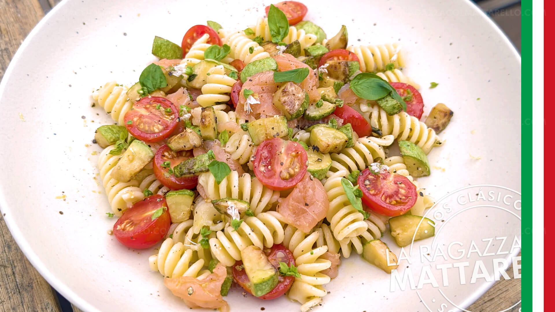 Ensalada de pasta fría con salmón, calabacín y cherry