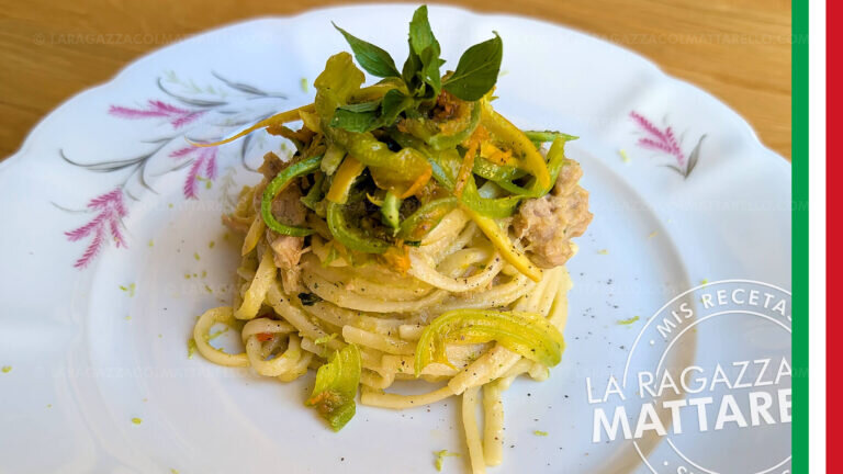 Pasta con crema de calabacín, atún y calabacín marinado