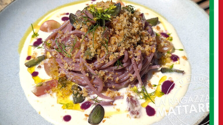 Pasta con ajo blanco y uvas - una receta fusión sorprendente