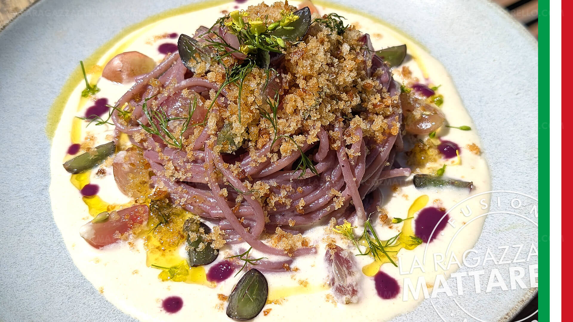 Pasta con ajo blanco y uvas: una receta fusión sorprendente