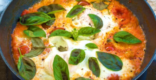 Huevos a la Pizzaiola con Tomate, Mozzarella y Albahaca