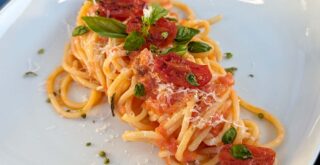 Pasta con tomate y albahaca (pasta al pomodoro all'italiana)