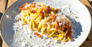 Pasta a la carbonara con guanciale y pecorino